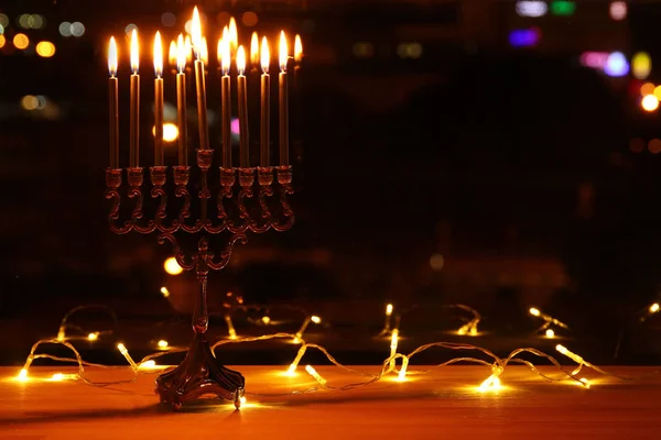 Gambar liburan Yahudi Latar belakang Hanukkah dengan menorah (tempat lilin tradisional) dan lilin yang menyala — Stok Foto