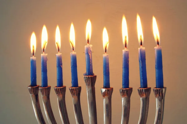 Image de vacances juives Hanoukka fond avec menorah (candélabre traditionnel) et bougies . — Photo