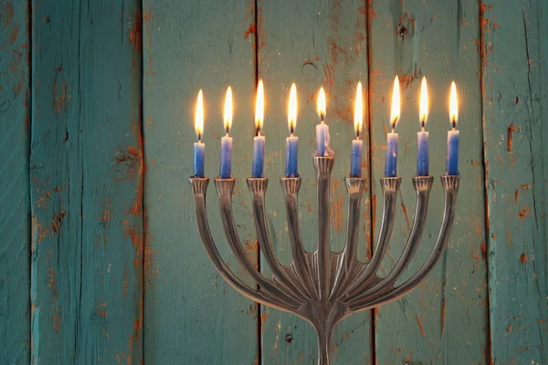 Imagen de vacaciones judías fondo Hanukkah con menorah (candelabros tradicionales) y velas . —  Fotos de Stock