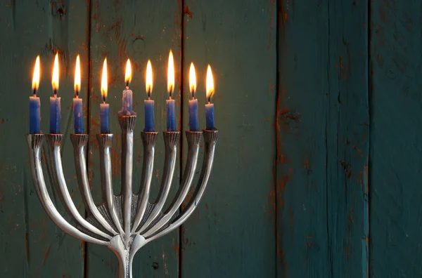 Yahudi tatil Hanukkah menorah (geleneksel Mumluk) ve mumlar arka plan görüntü. — Stok fotoğraf