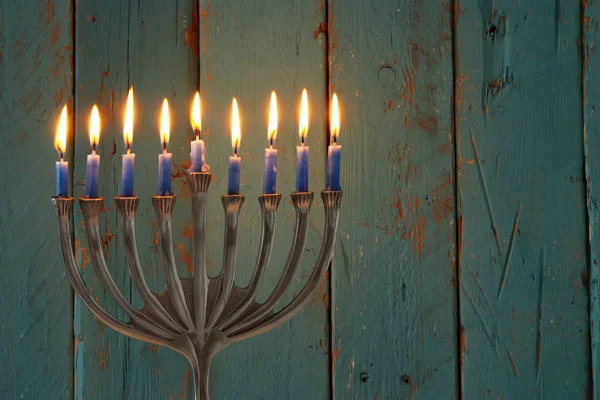 Imagen de vacaciones judías fondo Hanukkah con menorah (candelabros tradicionales) y velas . —  Fotos de Stock