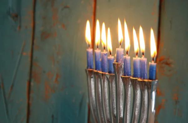 Imagen de vacaciones judías fondo Hanukkah con menorah (candelabros tradicionales) y velas . — Foto de Stock