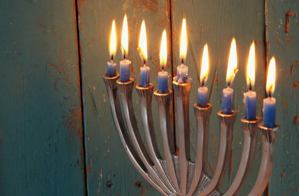 Afbeelding van Joodse vakantie Hanukkah achtergrond met menora (traditionele kandelaar) en kaarsen. — Stockfoto