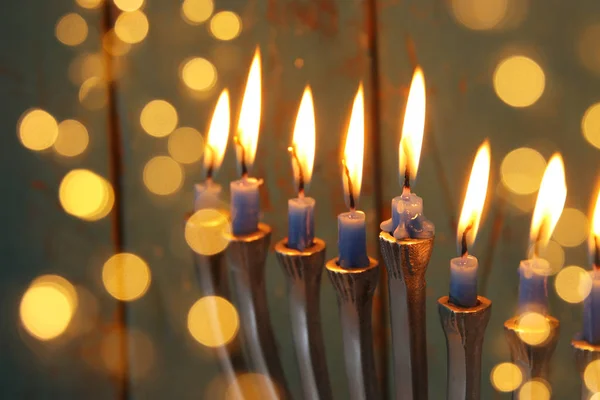 Imagem de férias judaicas Hanukkah fundo com menorah (candelabro tradicional) e velas . — Fotografia de Stock