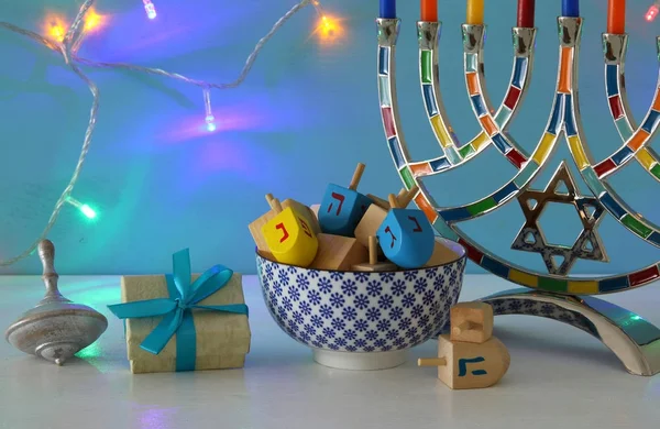 Yahudi tatil Hanukkah menorah (geleneksel Mumluk) ve mumlar arka plan görüntü. — Stok fotoğraf