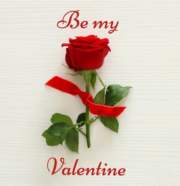 Sevgiliye arka plan kırmızı gül ile. Üstten Görünüm.