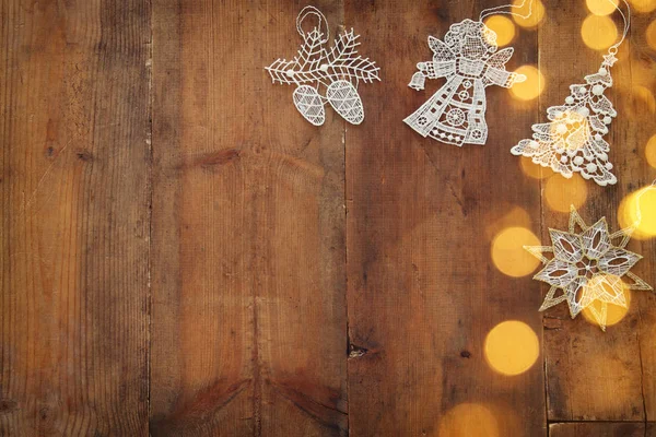 Vista dall'alto immagine di Natale decorazioni festive su sfondo di legno. Posa piatta . — Foto Stock