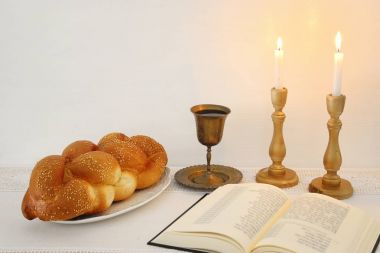Şabat görüntü. Challah ekmek, Şabat şarap ve mumlar masada.