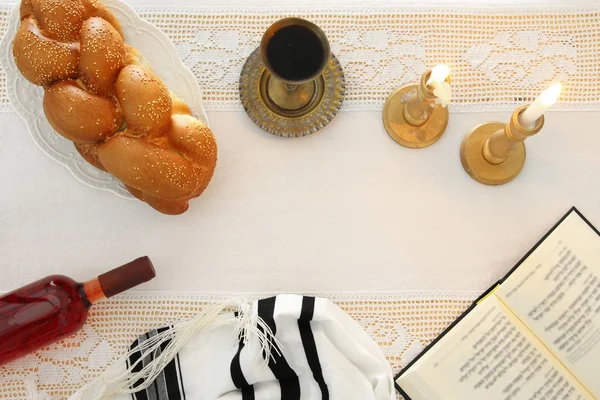 Imagen de shabbat. Pan de jalá, vino de shabbat y velas en la mesa. Vista superior . — Foto de Stock