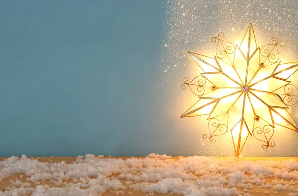 Image of christmas shining star over wooden background. — Stock Photo, Image