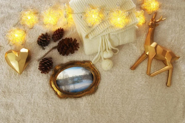 Concepto de invierno con acogedores objetos de estilo de vida sobre alfombra de piel. Vista superior . —  Fotos de Stock