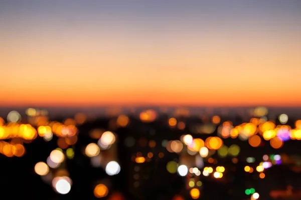 Imagen abstracta de fondo borroso de la ciudad de noche con luces de círculo . —  Fotos de Stock