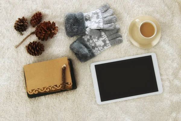 Csésze kávé mellett a táblaszámítógép berendezés-val üres képernyő keresztül kényelmes és meleg szőrme szőnyeg. Szemközti nézet. — Stock Fotó
