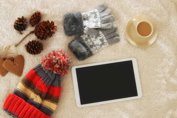 Csésze kávé mellett a táblaszámítógép berendezés-val üres képernyő keresztül kényelmes és meleg szőrme szőnyeg. Szemközti nézet. — Stock Fotó