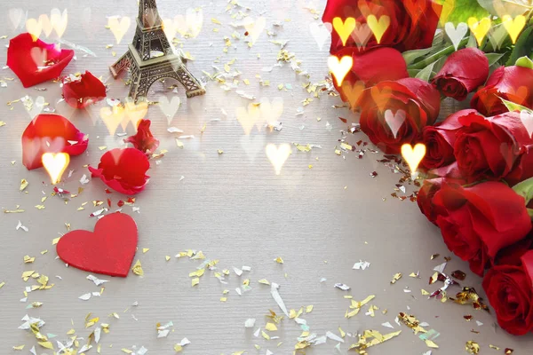 Saint Valentin fond romantique avec beau bouquet de roses sur table en bois . — Photo