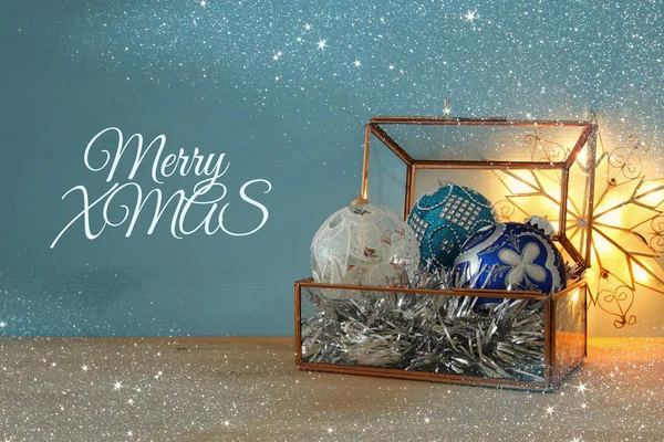 Karácsonyi ünnepi dekoráció az évjárat üveg dobozban, a fából készült asztal képe. — Stock Fotó