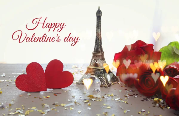 Valentinstag romantischer Hintergrund mit schönem Rosenstrauß auf Holztisch. — Stockfoto