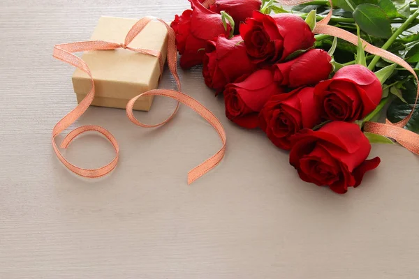 Día de San Valentín fondo romántico con hermoso ramo de rosas en la mesa de madera . —  Fotos de Stock