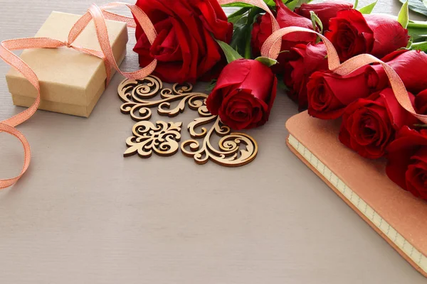 Valentijnsdag romantisch achtergrond met prachtige boeket rozen op de houten tafel. — Stockfoto