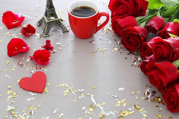 나무 테이블에 장미의 아름 다운 부케와 함께 발렌타인 로맨틱 배경. — 스톡 사진