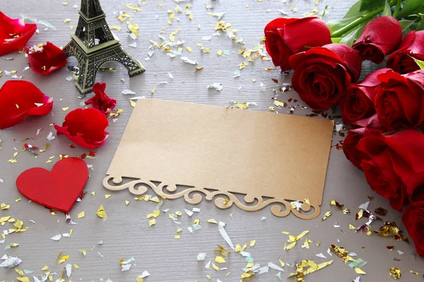 Valentijnsdag achtergrond. Mooi boeket rozen naast lege brief op houten tafel. — Stockfoto