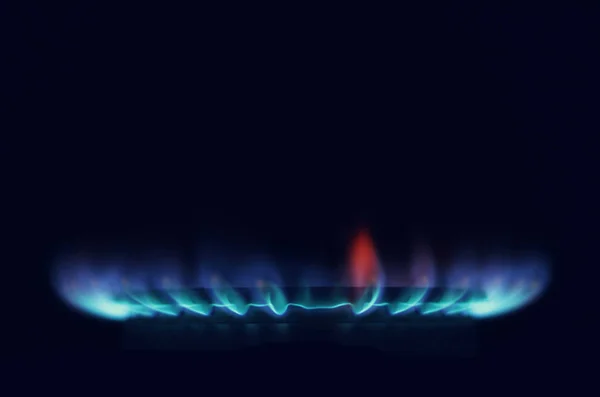 Quemadura de gas en el quemador sobre fondo negro . —  Fotos de Stock