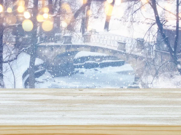 Mesa de madera vacía frente al paisaje invernal de ensueño y mágico fondo. Para montaje en pantalla de producto . — Foto de Stock