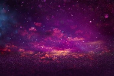 Mor parıltılı ışıklar arka planda. Odaklanamadı.