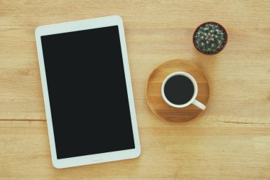 Tablet cihaz ile ahşap Resepsiyon üzerinde kahve yanındaki siyah perde.