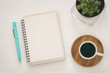 açık defter ile boş sayfa görünümünü sonraki kahve beyaz arka plan üzerinde top. metin veya mockup eklemek için hazır