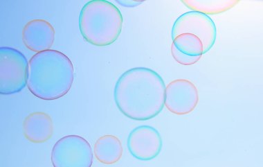 Sabun köpüğü yumuşak bulutlar ve gökyüzü karşı havada yüzer. Filtre uygulanan görüntü. seçici odak.