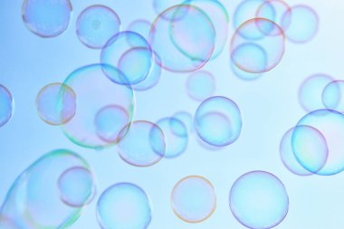 Sabun köpüğü yumuşak bulutlar ve gökyüzü karşı havada yüzer. Filtre uygulanan görüntü. seçici odak.