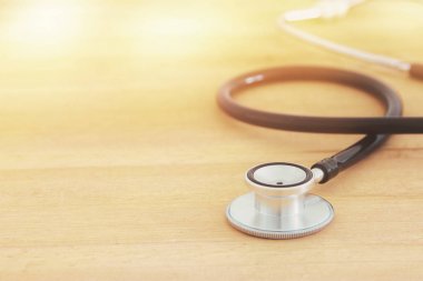 Görüntü üzerinde ahşap Resepsiyon stetoskop. Tıp kavramı.