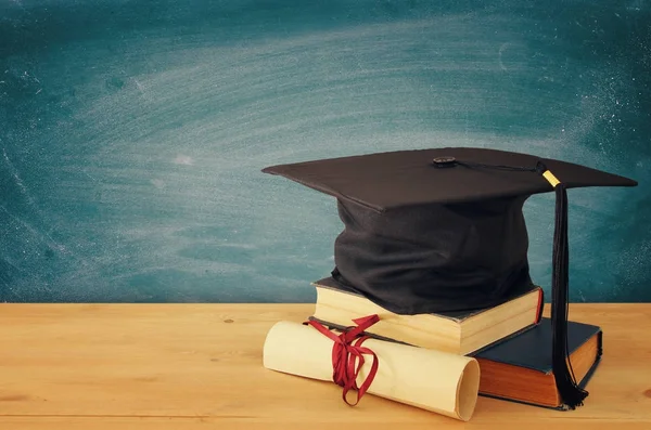 Abbildung Der Graduierung Schwarzer Hut Über Alten Büchern Neben Der — Stockfoto