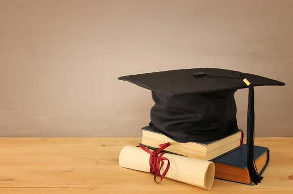 Imagen Graduación Sombrero Negro Sobre Libros Antiguos Junto Graduación Escritorio — Foto de Stock