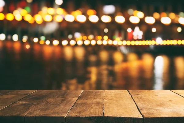 Imagen de mesa de madera frente a abstracto borroso restaurante luces fondo . —  Fotos de Stock