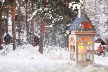 Kar ve bulanık sihirli kış manzara arka plan üzerinde mum ile ahşap eski ev.