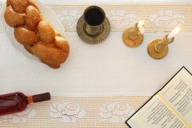 Şabat görüntü. Challah ekmek, Şabat şarap ve mumlar masanın üzerinde. Üstten Görünüm.