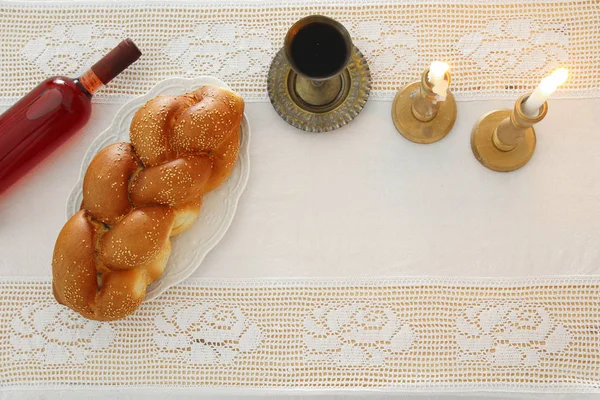 Imagen de shabbat. Pan de jalá, vino de shabbat y velas en la mesa. Vista superior . —  Fotos de Stock