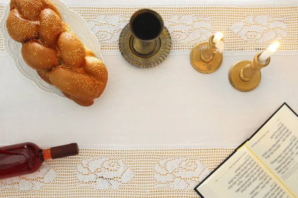 Shabbat bild. Barkis bröd, shabbat vin och ljus på bordet. Ovanifrån. — Stockfoto