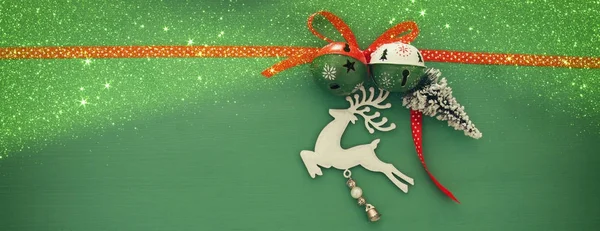 Noel arka plan kırmızı ipek geleneksel şerit, beyaz geyik, yaprak dökmeyen ağaç ve jingle bells ile. — Stok fotoğraf