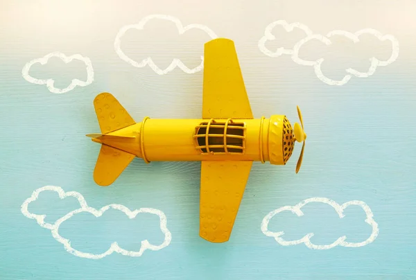Hayal gücü, yaratıcılık, kavramı rüya ve çocukluk. Retro oyuncak uçak bilgi grafik ile kroki üzerinde mavi arka plan. — Stok fotoğraf