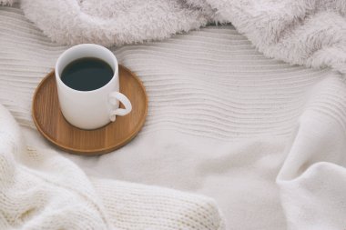 Rahat ve beyaz battaniye kahve fincan. Üstten Görünüm.