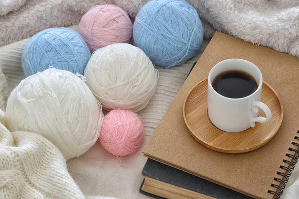 Tasse Kaffee auf dem alten Buch über kuscheliger weißer Decke. Ansicht von oben. — Stockfoto