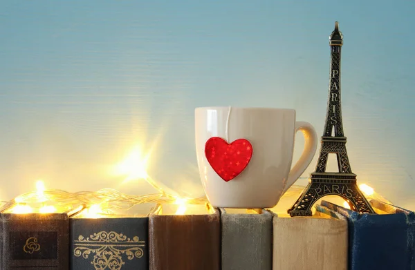 발렌타인 데이 배경. 커피 또는 차 오래 된 책 에펠 탑 옆. — 스톡 사진