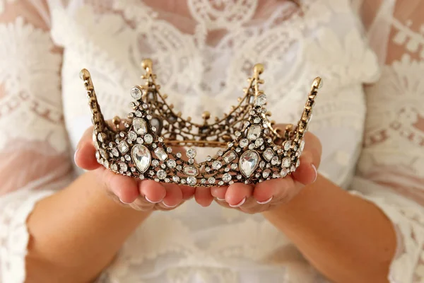 다이아몬드 왕관을 들고 흰색 레이스 드레스와 아름 다운 아가씨의 이미지. 판타지 중세 기간. — 스톡 사진