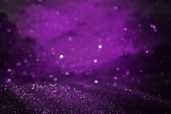 Fond de lumières à paillettes violettes et noires. déconcentré . — Photo