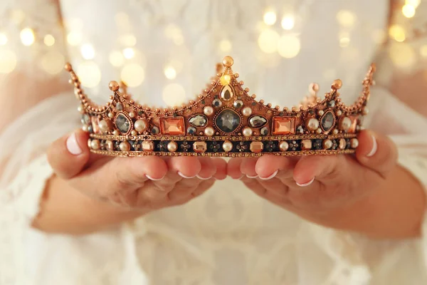 形象美丽的女士与白色花边礼服持有钻石皇冠。梦幻中世纪时期. — 图库照片