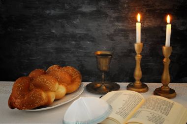 Şabat görüntü. Challah ekmek, Şabat şarap ve mumlar masada.
