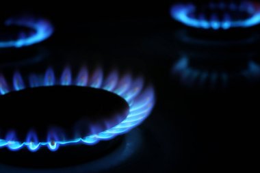 Yazıcı siyah arka plan üzerinde yanan gaz.